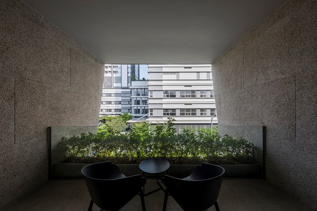 Ph&iacute;a tr&ecirc;n tầng, gia chủ để lại một g&oacute;c thư gi&atilde;n nhỏ để c&oacute; thể đọc s&aacute;ch, hay nh&acirc;m nhi cốc c&agrave; ph&ecirc; mỗi chiều.