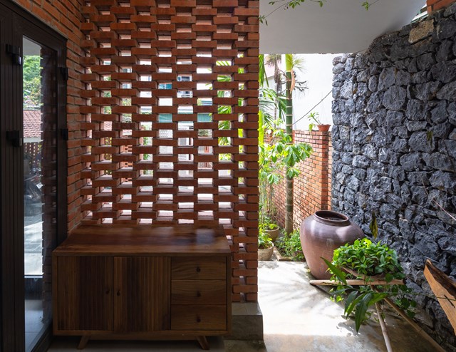 Được x&acirc;y dựng tại Sơn La, TB House l&agrave; tổ ấm của cặp vợ chồng trẻ. Do người chồng sinh sống v&agrave; l&agrave;m việc tại T&acirc;y Bắc, vậy n&ecirc;n anh lu&ocirc;n n&acirc;ng niu, mong mỏi m&igrave;nh được ở trong ng&ocirc;i nh&agrave; như thuở c&ograve;n thơ, một ng&ocirc;i nh&agrave; cấp 4 ẩn dưới b&oacute;ng c&acirc;y xanh m&aacute;t.