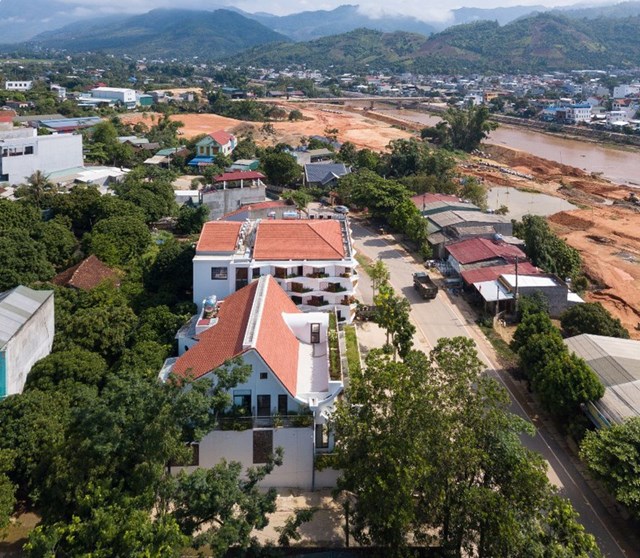 Nằm tr&ecirc;n sườn đồi n&uacute;i, ph&iacute;a trước nh&igrave;n ra s&ocirc;ng M&atilde;, ng&ocirc;i nh&agrave; 3 tầng với kiến tr&uacute;c m&aacute;i n&agrave;y l&agrave; tổ ấm của một gia đ&igrave;nh ba thế hệ.&nbsp;