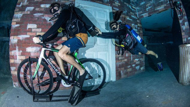 Jarrod Jablonski, Gi&aacute;m đốc của Deep Dive Dubai cho biết: &ldquo;C&oacute; kh&aacute; nhiều bể lặn s&acirc;u tr&ecirc;n thế giới, nhưng bể n&agrave;y th&uacute; vị hơn rất nhiều. N&oacute; kh&ocirc;ng chỉ s&acirc;u nhất v&agrave; lớn nhất, m&agrave; hiệu ứng th&agrave;nh phố ch&igrave;m khiến Deep Dive Dubai trở n&ecirc;n v&ocirc; c&ugrave;ng độc đ&aacute;o. Thật sự kh&ocirc;ng c&ocirc;ng bằng khi n&oacute; chỉ được gọi l&agrave; một bể bơi.