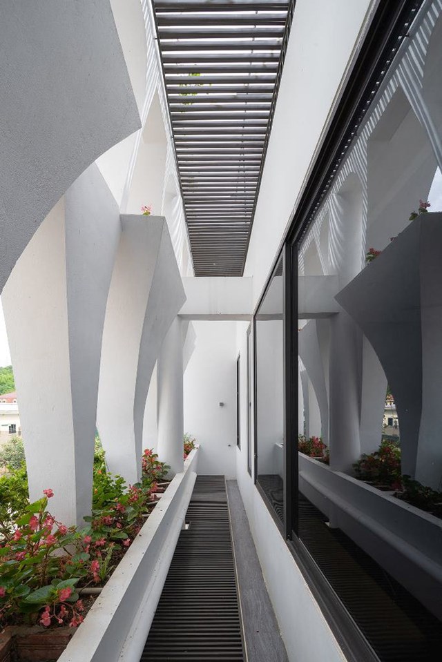 Việc kết hợp nhiều c&acirc;y xanh c&ugrave;ng khoảng đệm ph&iacute;a sau phần mặt tiền kh&ocirc;ng chỉ giữ được vẻ ngo&agrave;i 