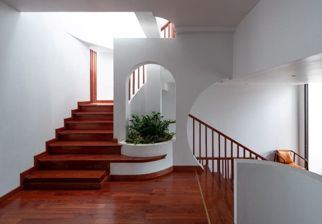 Căn nh&agrave; được thiết kế lệch tầng để tạo n&ecirc;n độ ch&ecirc;nh cao, cho ph&eacute;p nhiều luồng gi&oacute; m&aacute;t lưu th&ocirc;ng đến mọi nơi trong nh&agrave;.