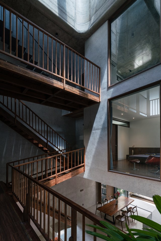 C&aacute;c kh&ocirc;ng gian chức năng mặt trước v&agrave; sau căn nh&agrave; được kết nối với nhau nhờ cầu thang v&agrave; h&agrave;nh lang bằng gỗ