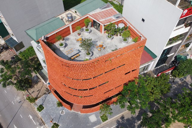 Tọa lạc tr&ecirc;n diện t&iacute;ch 510m2 ở đường Ph&uacute;c Lộc,&nbsp;Đ&ocirc;ng Anh, H&agrave; Nội, t&ograve;a nh&agrave;&nbsp;với thiết kế độc đ&aacute;o n&agrave;y c&oacute; t&ecirc;n l&agrave; Ng&oacute;i Space.