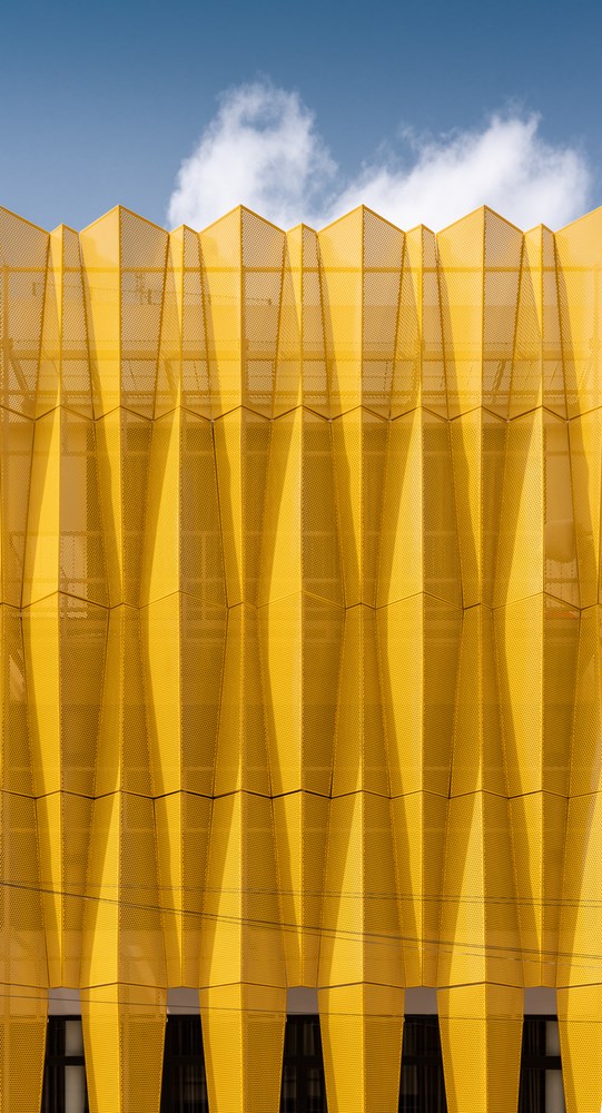 Vật liệu n&agrave;y được thiết kế vừa l&agrave; một tấm m&agrave;n bền vững cho tấm k&iacute;nh ph&iacute;a sau gi&uacute;p tiết kiệm năng lượng, vừa&nbsp;tạo ấn tượng mạnh cho người xem.