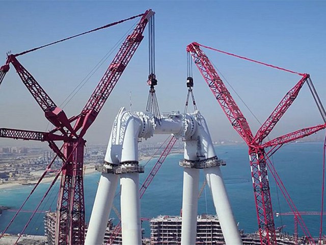 Lực k&iacute;ch tối đa cần thiết để dựng v&ograve;ng quay l&agrave; 2.500 tấn. Trung t&acirc;m v&agrave; trục ch&iacute;nh của Ain Dubai nặng 1.805 tấn - tương đương với bốn m&aacute;y bay A380 trong khi trọng lượng tổng của v&agrave;nh v&agrave; 48 cabin h&agrave;nh kh&aacute;ch l&agrave; 7.500 tấn.