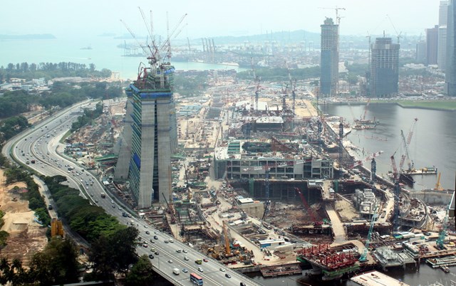 Với độ d&agrave;y 1,5m, tường trong đất l&agrave; c&aacute;c ph&acirc;n đoạn b&ecirc;-t&ocirc;ng gia cố th&eacute;p, đ&oacute;ng s&acirc;u 50m dưới nền đất. Ch&uacute;ng h&igrave;nh th&agrave;nh n&ecirc;n những v&ograve;ng kh&eacute;p k&iacute;n c&oacute; khả năng chống thấm nước, đảm bảo an to&agrave;n cho phần m&oacute;ng cũng như gi&uacute;p c&ocirc;ng nh&acirc;n v&agrave; m&aacute;y m&oacute;c l&agrave;m việc an to&agrave;n cả ng&agrave;y lẫn đ&ecirc;m. &nbsp;