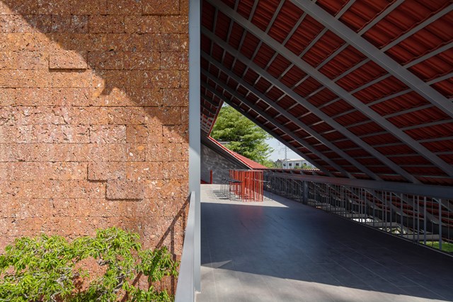 "Nhà mái gấp" với thiết kế độc đáo, không gian xanh giữa quận Bình Tân - Ảnh 1