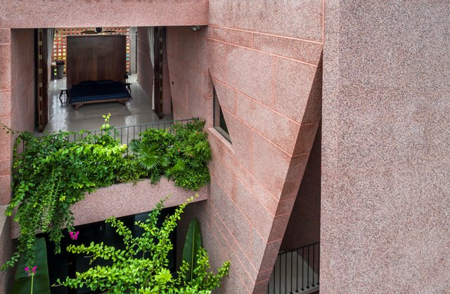 Do gia chủ muốn sống trong ng&ocirc;i nh&agrave; y&ecirc;n tĩnh với nhiều kh&ocirc;ng gian mở, n&ecirc;n c&aacute;c kiến tr&uacute;c sư đ&atilde; thiết kế c&ocirc;ng tr&igrave;nh&nbsp;tập trung khai th&aacute;c nhiều mảng &aacute;nh s&aacute;ng v&agrave; sự chuyển tiếp trong kh&ocirc;ng gian sống hiện đại.