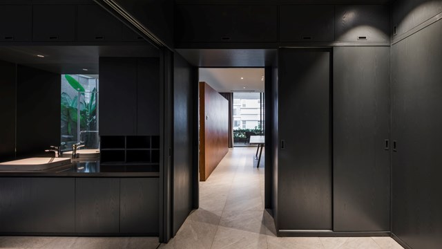 Ngay cạnh ph&ograve;ng ngủ l&agrave; ph&ograve;ng tắm v&agrave; nh&agrave; vệ sinh được bố tr&iacute; với tone m&agrave;u đen sang trọng.