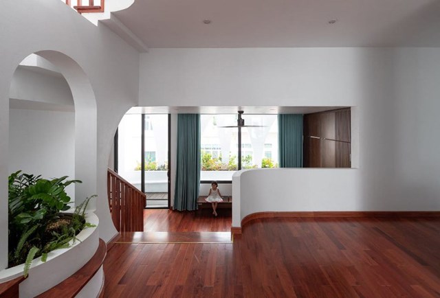 Một trong những điểm đặc biệt l&agrave; ở c&aacute;c tầng đều được bố tr&iacute; nơi sinh hoạt chung để c&aacute;c th&agrave;nh vi&ecirc;n th&ecirc;m gắn kết.&nbsp;Tuy l&agrave; kh&ocirc;ng gian chung nhưng vẫn đủ &aacute;nh s&aacute;ng v&agrave; gi&oacute; để c&aacute;c b&eacute; c&oacute; thể vui chơi thoải m&aacute;i.