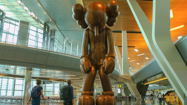 Hamad cũng c&oacute; rất nhiều kh&ocirc;ng gian trưng b&agrave;y nghệ thuật v&agrave; c&aacute;ch b&agrave;i tr&iacute; s&aacute;ng tạo gi&uacute;p h&agrave;nh kh&aacute;ch c&oacute; thể chi&ecirc;m ngưỡng. Thống k&ecirc; cho thấy c&oacute; khoảng 20 t&aacute;c phẩm nghệ thuật được đặt cố định, rải r&aacute;c khắp g&oacute;c s&acirc;n bay.&nbsp;