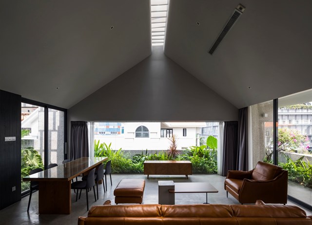 Giếng trời c&oacute; nhiệm vụ vừa th&ocirc;ng gi&oacute; vừa lấy s&aacute;ng cho to&agrave;n bộ kh&ocirc;ng gian sinh hoạt chung.