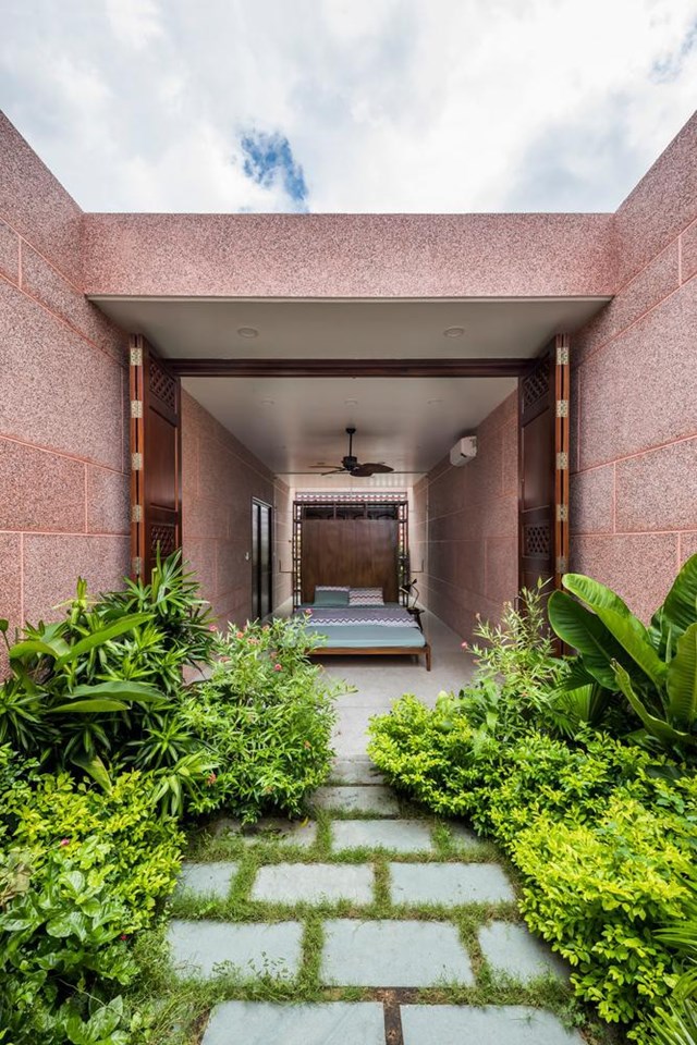 Trước mỗi ph&ograve;ng ngủ l&agrave; khu vườn nhỏ với đủ loại c&acirc;y xanh, gi&uacute;p chủ nh&acirc;n lu&ocirc;n lu&ocirc;n gần gũi với thi&ecirc;n nhi&ecirc;n, qua đ&oacute; giải tỏa stress.