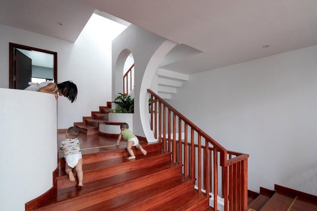 Giếng trời được thiết kế ở ph&iacute;a cuối nh&agrave;, nơi thường nhận được &iacute;t &aacute;nh s&aacute;ng nhất. Những mảng c&acirc;y xanh v&agrave; giếng trời đan xen nhau, v&acirc;y quanh ph&ograve;ng ngủ v&agrave; nơi sinh hoạt chung, tạo th&agrave;nh bức tranh sống động, thay đổi li&ecirc;n tục theo từng giờ trong ng&agrave;y.