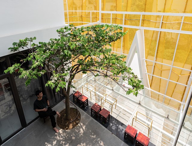 Với mặt tiền rộng, giới kiến tr&uacute;c sư đ&atilde; bố tr&iacute; ph&acirc;n chia mặt bằng theo phương ngang v&agrave; phương dọc nhằm đảm bảo đồng thời hai chức năng kinh doanh v&agrave; sinh hoạt gia đ&igrave;nh.