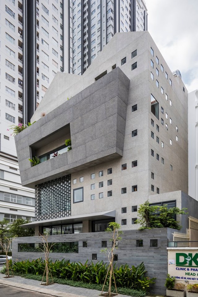 Những bức tường đ&aacute; c&ugrave;ng h&agrave;ng chục &ocirc; cửa sổ được lắp k&iacute;nh vừa gi&uacute;p lấy s&aacute;ng tự nhi&ecirc;n cho nh&agrave; đồng thời giảm thiểu điện năng ti&ecirc;u thụ.&nbsp;