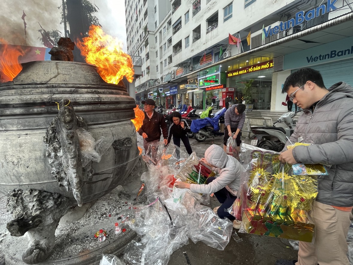 Cận cảnh “lò hóa vàng” tại chung cư đông dân nhất Hà Nội Cận cảnh “lò hóa vàng” tại chung cư đông dân nhất Hà Nội
