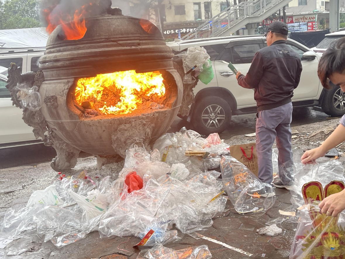 Cận cảnh “lò hóa vàng” tại chung cư đông dân nhất Hà Nội Cận cảnh “lò hóa vàng” tại chung cư đông dân nhất Hà Nội