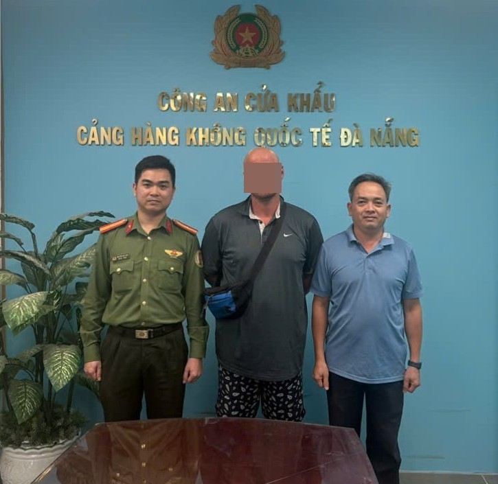 Ông D.B.G. (ở giữa) bị trục xuất vì vi phạm pháp luật Việt Nam - Ảnh Công an Đà Nẵng. Ông D.B.G. (ở giữa) bị trục xuất vì vi phạm pháp luật Việt Nam - Ảnh Công an Đà Nẵng.