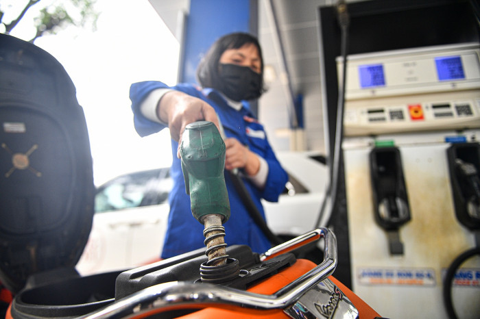 Giá xăng, dầu đạt kỷ lục, hàng hóa đều “đội” giá theo. Ảnh: Tạ Hải