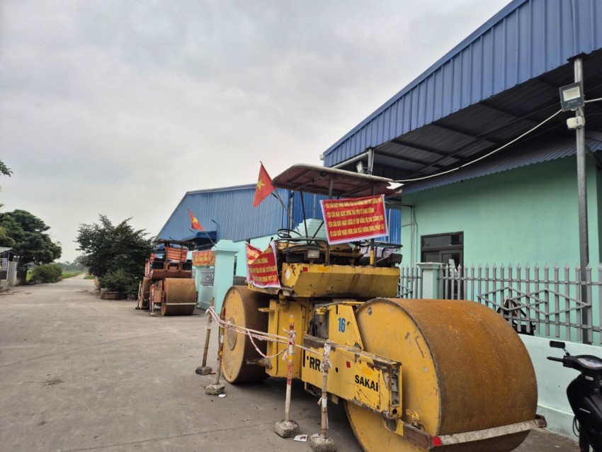 Xuất hiện thông tin 2 xe lu chặn trước cổng Công ty giày Ngọc Hưng cản trở việc sản xuất kinh doanh, gây khó khăn cho việc đi lại của hơn 700 công nhân.