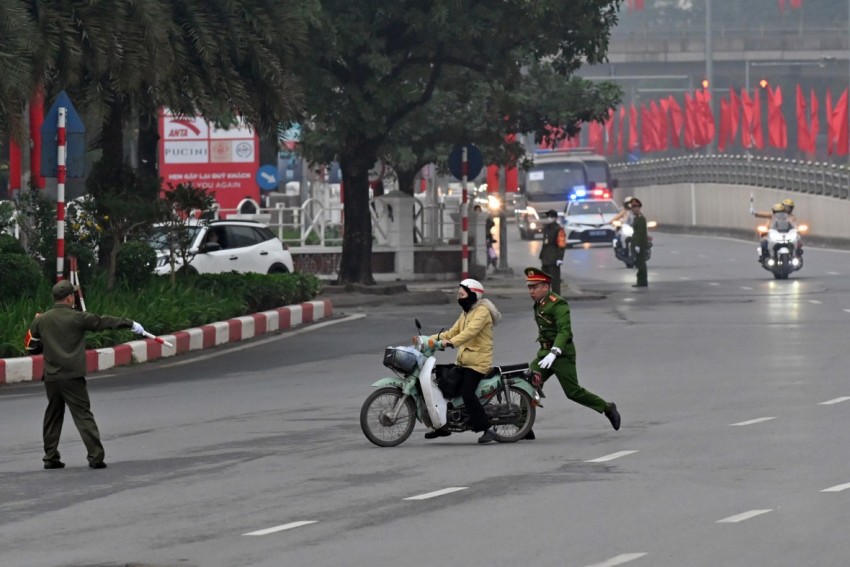 Đáng nói, vẫn còn 1 số trường hợp chưa tuân thủ sự điều tiết, phân luồng của lực lượng Công an. CATP khuyến cáo công dân phải tuân thủ tuyệt đối hiệu lệnh phân luồng của lực lượng chức năng. Những hành vi vi phạm sẽ bị xử lý nghiêm.