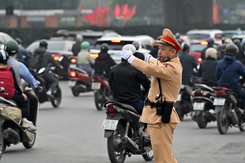 Sau khi đoàn xe đưa các đại biểu vào Trung tâm hội nghị Quốc gia, các lực lượng Công an Thủ đô đã tập trung phân luồng, giảm thiểu ùn tắc giao thông.