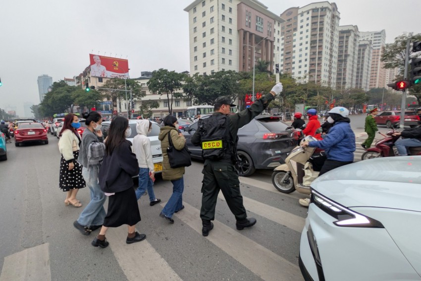 Lực lượng Công an Thủ đô cũng hỗ trợ người dân ở các điểm giao thông trọng điểm.