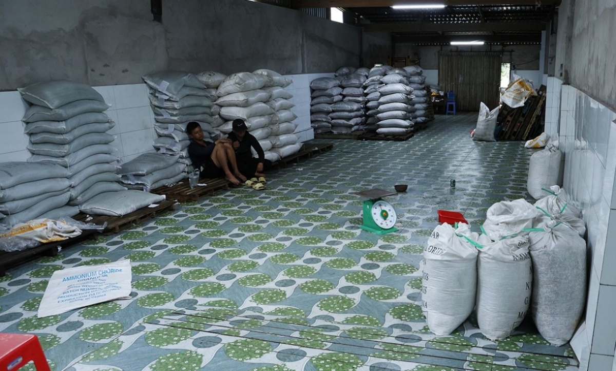 Đột kích cơ sở phân bón “chui” lúc rạng sáng, thu giữ hàng chục tấn hàng chưa được phép lưu hành