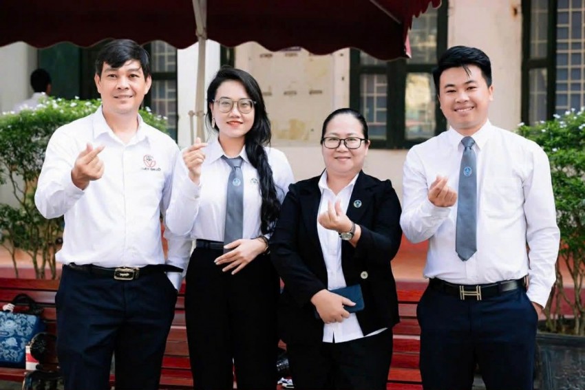 Luật sư Nguyễn Thị Minh Yến bên cạnh những đồng nghiệp.