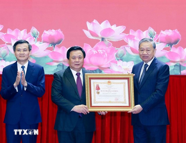 Tổng B&iacute; thư T&ocirc; L&acirc;m trao Hu&acirc;n chương Lao động Hạng Nhất tặng Học viện Ch&iacute;nh trị Quốc gia Hồ Ch&iacute; Minh - Ảnh: TTXVN