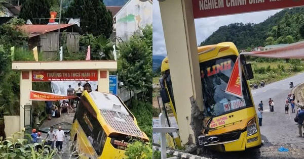 Mất phanh, xe khách giường nằm đâm vào cổng trường ở Tuyên Quang