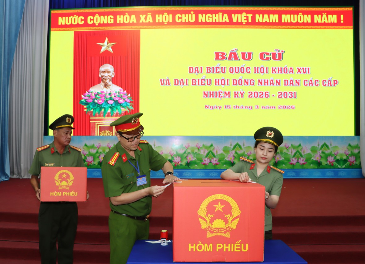 Tưng bừng ngày hội bầu cử tại Tổ bầu cử số 37, Công an tỉnh Cà Mau Tưng bừng ngày hội bầu cử tại Tổ bầu cử số 37, Công an tỉnh Cà Mau