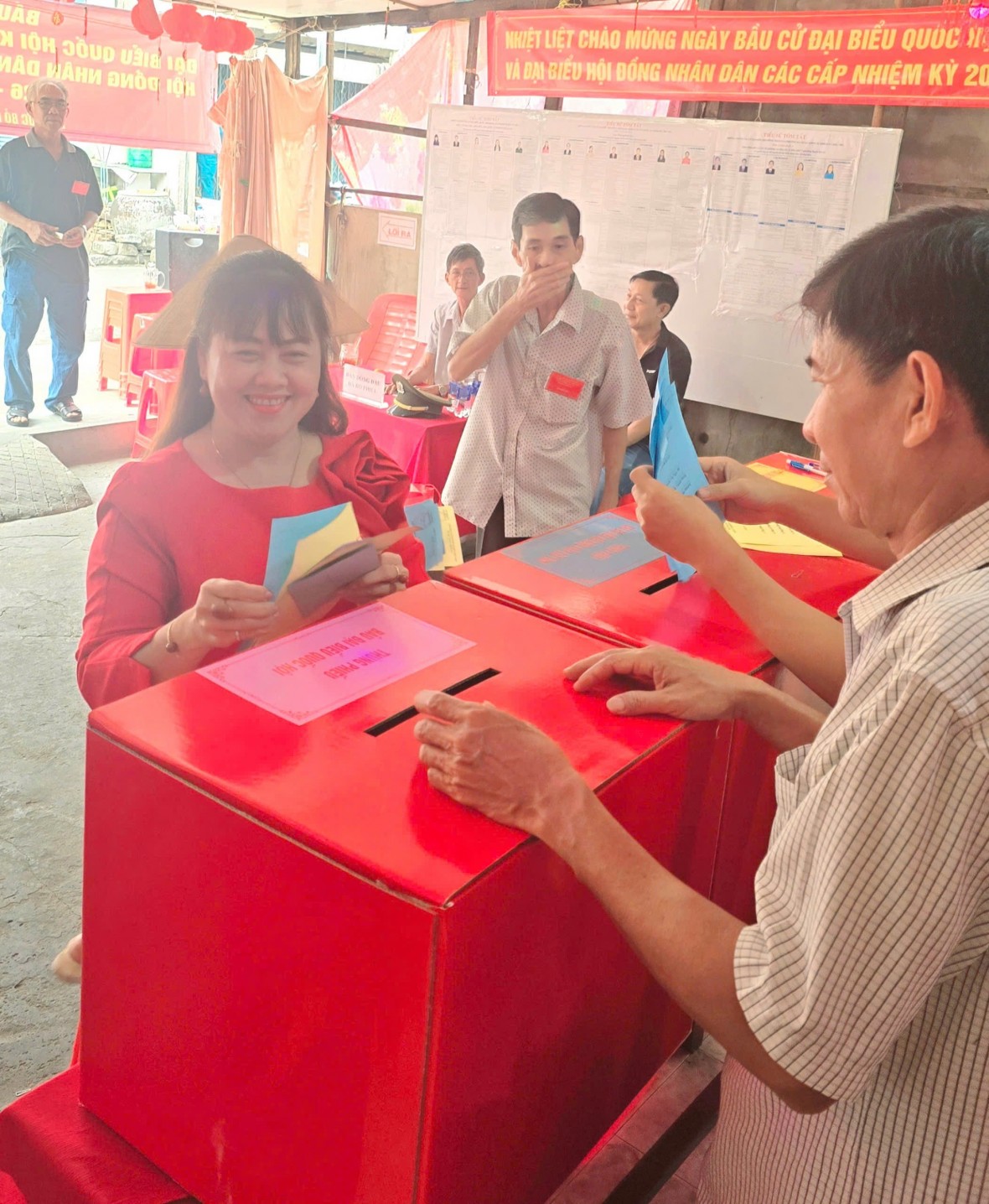 Hơn 3,3 triệu cử tri An Giang phấn khởi đi bầu cử Hơn 3,3 triệu cử tri An Giang phấn khởi đi bầu cử