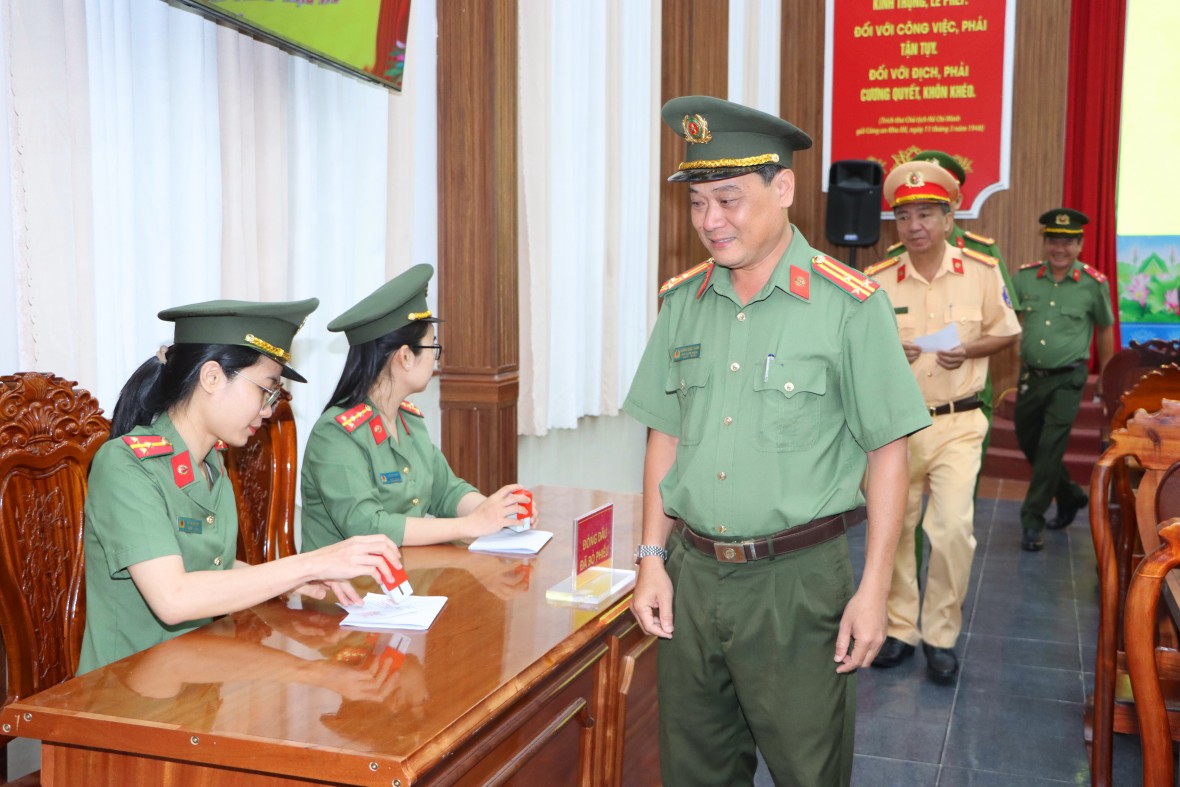 Tưng bừng ngày hội bầu cử tại Tổ bầu cử số 37, Công an tỉnh Cà Mau Tưng bừng ngày hội bầu cử tại Tổ bầu cử số 37, Công an tỉnh Cà Mau