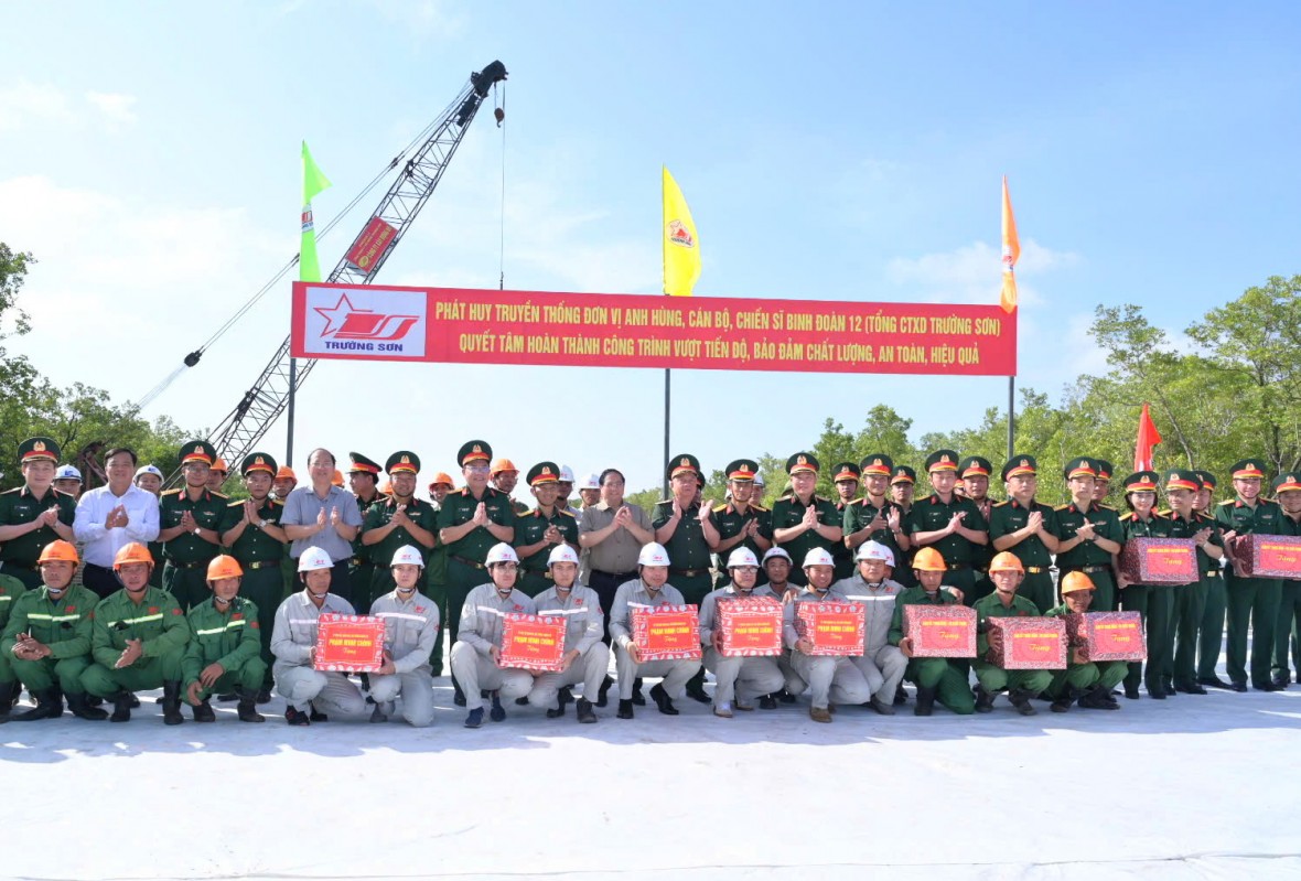 Thủ tướng Phạm Minh Chính kiểm tra tiến độ cao tốc Cà Mau - Đất Mũi và tuyến đường ra đảo Hòn Khoai