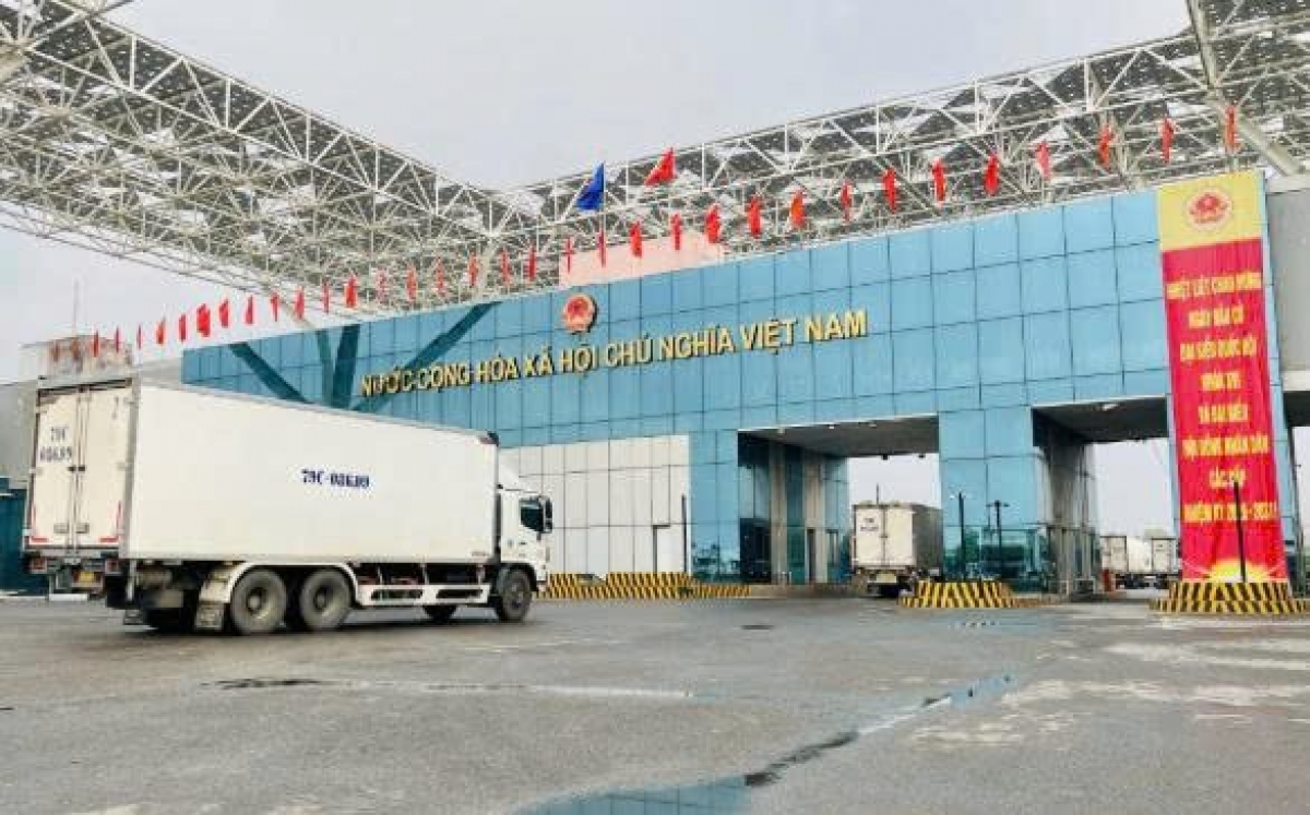 Gần 700 tấn hàng hóa được thông quan qua cầu Bắc Luân II sau 2 ngày thí điểm cuối tuần