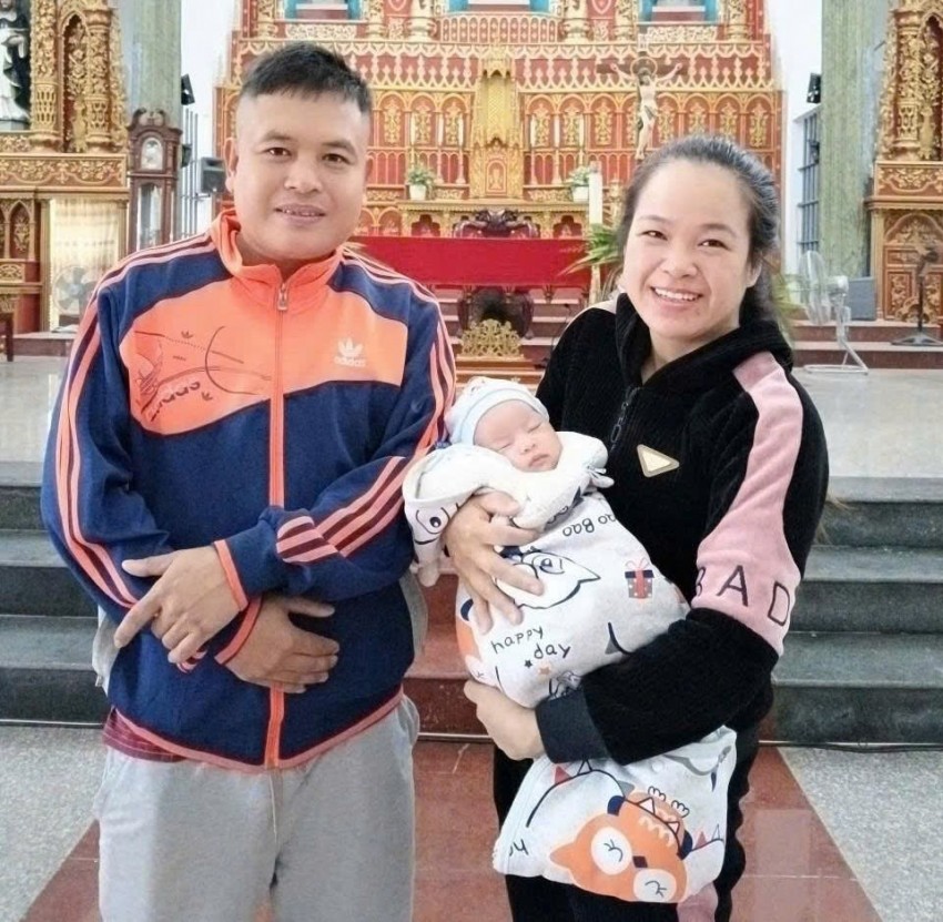 Nụ cười hạnh phúc của anh Nho và chị Ngọ sau hành trình dài đã đón được con yêu.