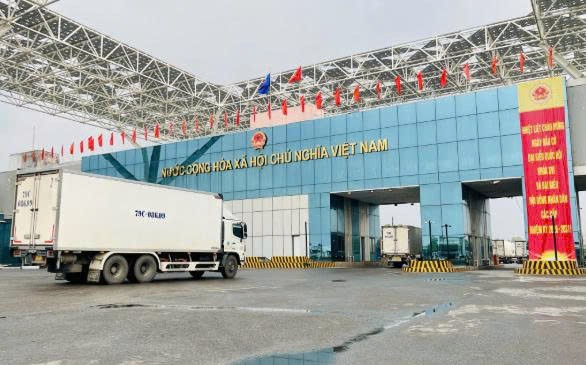 Hàng xuất khẩu sang Trung Quốc trong ngày cuối tuần chủ yếu là nông sản tươi sống. Hàng xuất khẩu sang Trung Quốc trong ngày cuối tuần chủ yếu là nông sản tươi sống.