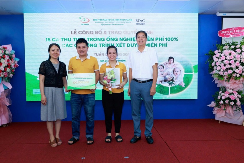 Anh Nho và chị Ngọ hạnh phúc khi là một trong 10 gia đình may mắn nhận được gói hỗ trợ miễn phí 100% chi phí thực hiện IVF năm 2024.