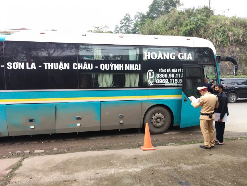 Cán bộ CSGT Tân Lạc duy trì nghiêm công tác kiểm soát.