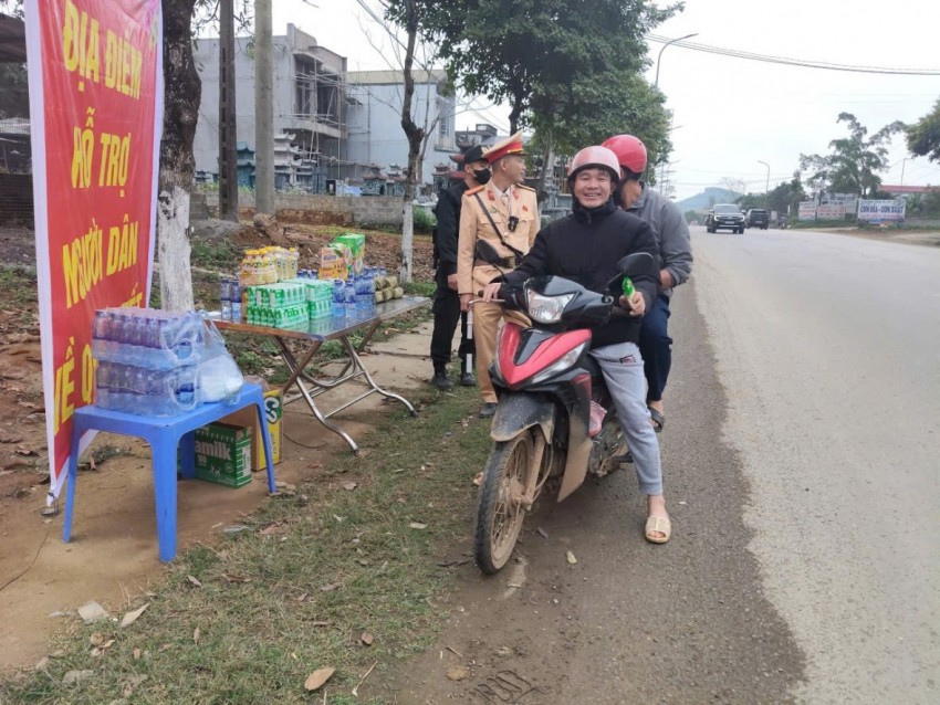 Cán bộ CSGT dặn dò người dân đi đường cẩn thận. 