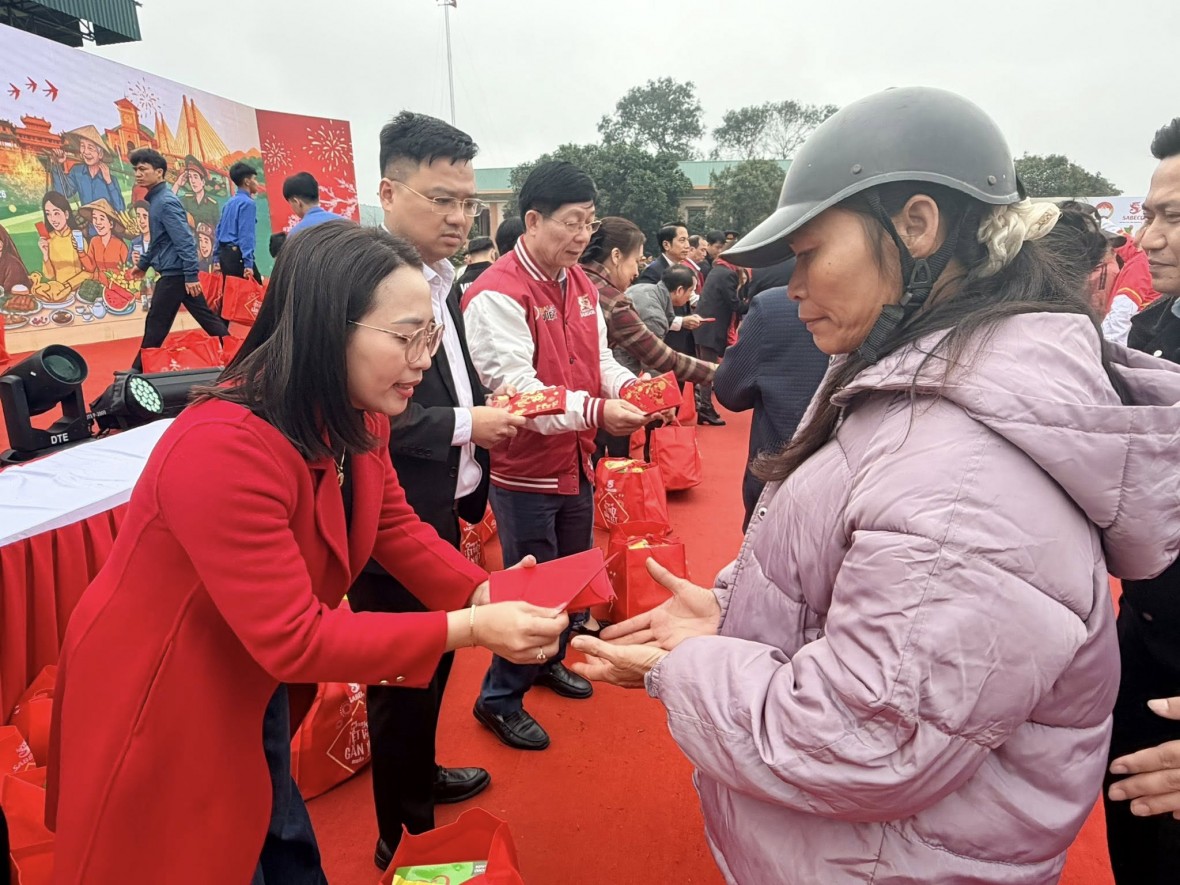 Những phần quà ý nghĩa đến với người dân xã Kim Bảng.