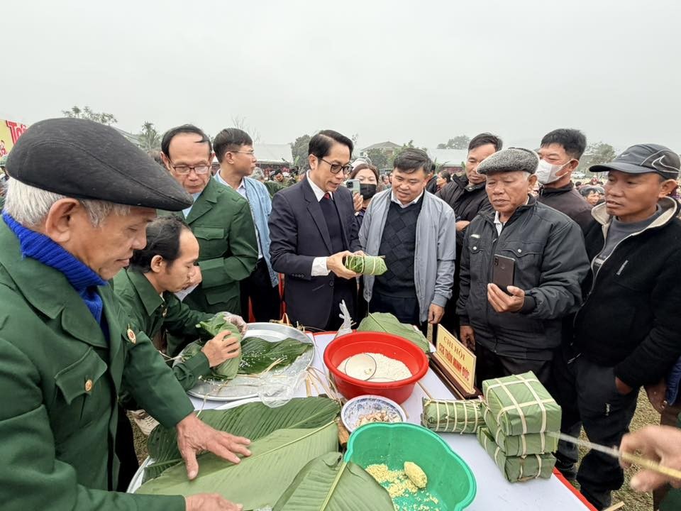 Đông đảo người dân tham dự chương trình  “Chung vị Tết Việt - Gắn kết muôn miền”.