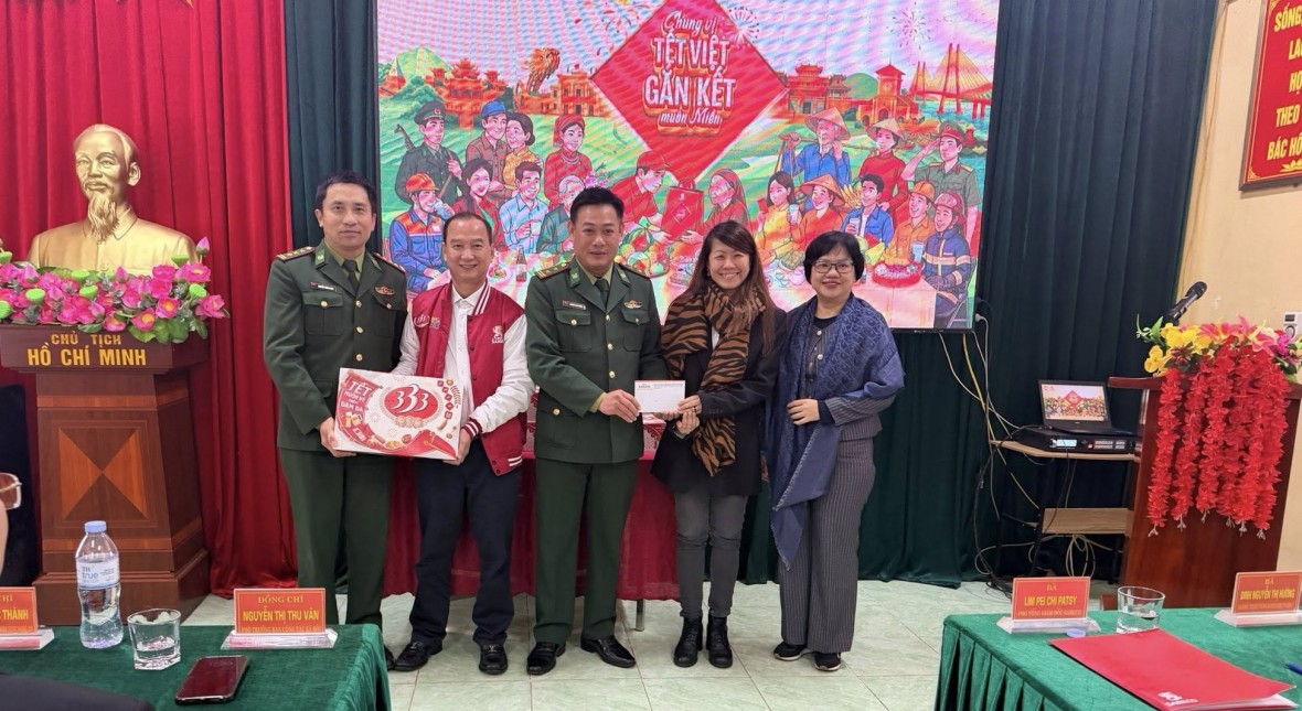 Thăm hỏi, tặng quà cán bộ, chiến sĩ Đồn Biên phòng Thanh Thủy.