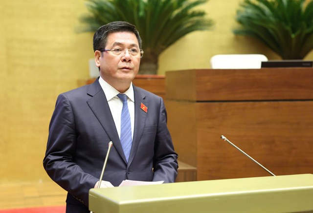 Bộ trưởng Bộ C&ocirc;ng Thương Nguyễn Hồng Di&ecirc;n tr&igrave;nh b&agrave;y b&aacute;o c&aacute;o tiếp thu, giải tr&igrave;nh dự thảo nghị quyết