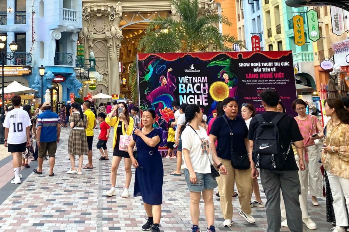 Du lịch ngắn ngày với các tour khám phá nội đô thu hút du khách lựa chọn và sẽ mạnh tay chi tiền cho việc mua sắm, vui chơi. (Ảnh: Hương Ngọc)