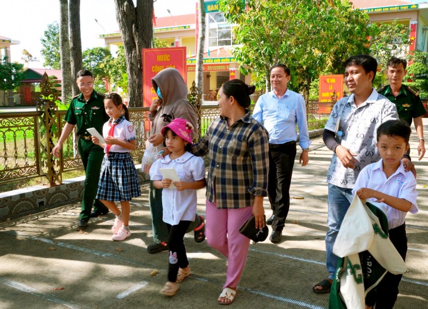 BĐBP Tây Ninh: Trao học bổng trong Dự án “Nâng bước em tới trường”