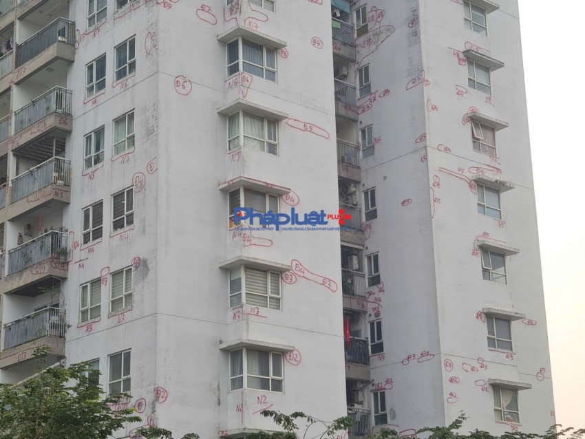 Nhiều toà chung cư xuất hiện những ký tự kỳ lạ gây chú ý ở Hà Nội